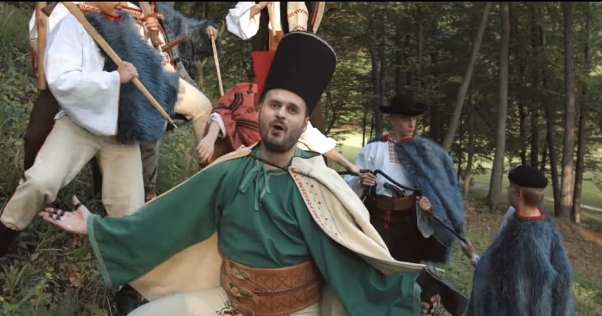 Mafia Corner sa stal zbojníkom. Roztancoval legendárnu pesničku „Zbohom buď, lipová lyžka“!
