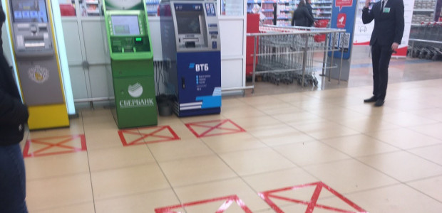 V Rusku sa zrejme COVID-19  šíri len dopredu a dozadu. Takto tam vyriešili rozostupy pri bankomatoch