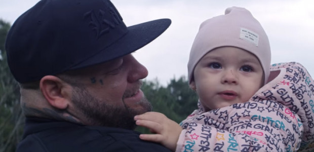 KALI zverejnil klip k emotívnej skladbe, ktorú venoval svojej dcére:  „Zmenilo ma moje malé bábo“ | Fun rádio